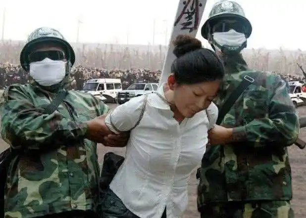 中国死刑犯被执行枪决时,为何要用绳子将"裤子"绑起来?