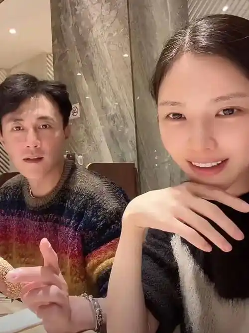 杜淳体谅老婆辛苦,奖励王灿2万5lv新款包,买单的样子太帅了_孩子