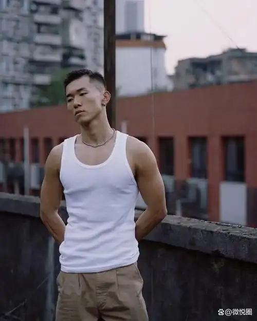 90后肌肉男爱美黑,古铜色的肤色让他好有男人味,你喜欢吗?