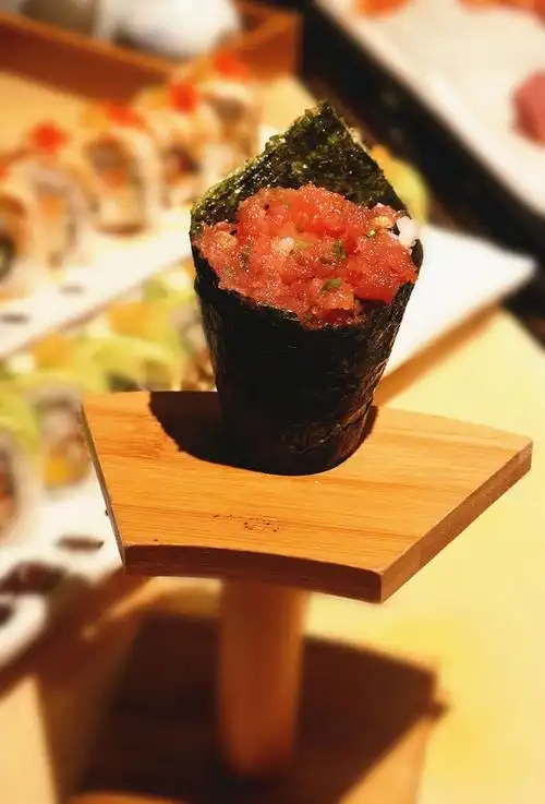 爱意满满的『特色鱼生饭』,加入了三文鱼,金枪鱼,北极贝等9种食材,用