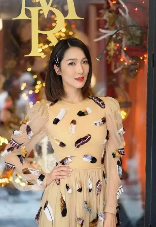 原创王祖蓝老婆喜怀二胎李亚男身穿肉色羽毛连衣裙挡不住的高级感