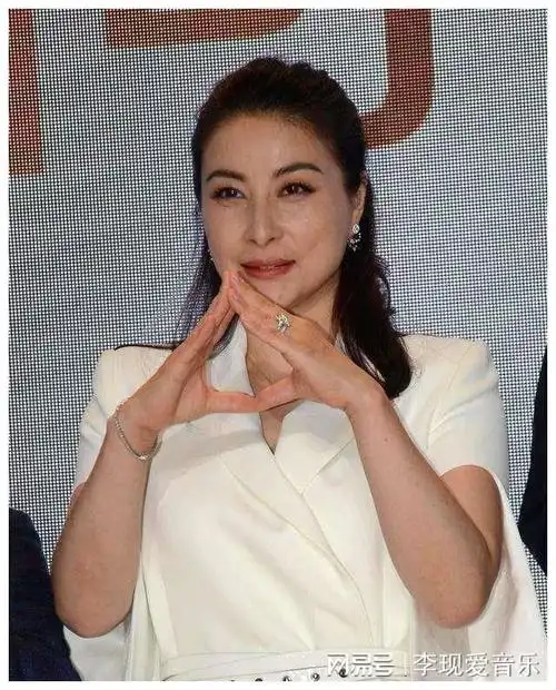 原创霍启刚发文悼念赌王感谢媒人之情郭晶晶旧照曝光成假笑女