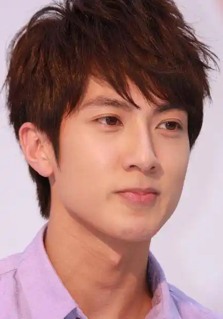 吴尊72岁父亲被称"冻龄男神",妈妈年轻时才是真女神,太仙了!