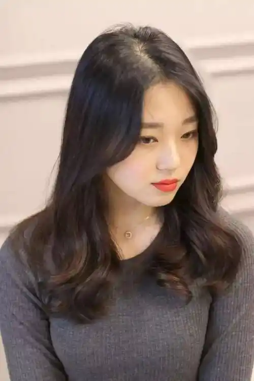 鹅蛋脸是脸型中的标准脸,适合多种发型的设计,留长发也是最美的,而且