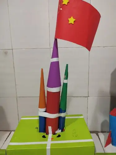 红黄蓝幼儿园"小二班"军事手工展