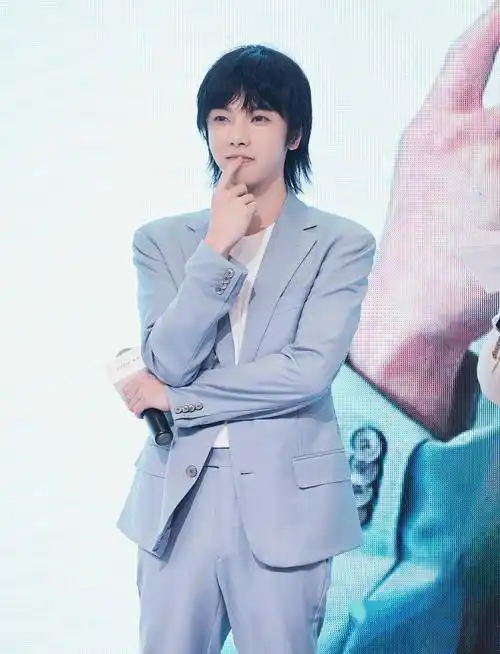 华晨宇雾蓝西装清爽有型 鲻鱼头发型有型吸睛