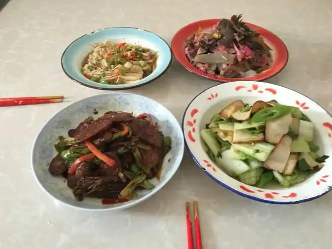 每天都是简单的三四个菜,对于我们两个人吃饭来说已经够了.