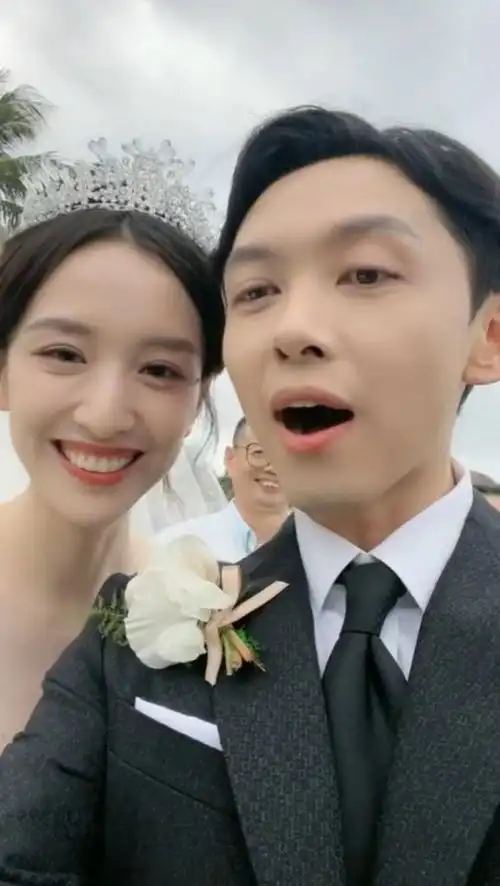 新年首位女星大婚29岁晁然海边出嫁和老公郎才女貌画面甜蜜