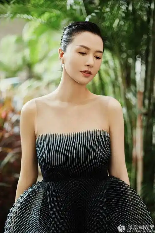 谭维维金鸡舞台献唱霸气十足穿金披风水波流线裙怎么样都美