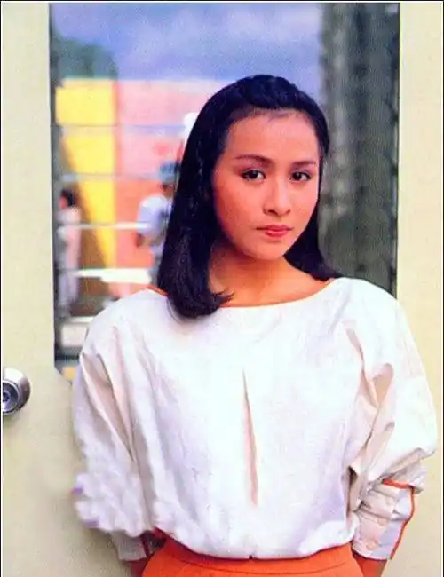 那种清纯秀美,淡雅娟丽网上有网友曝光了刘嘉玲年轻时的照片,照片中的