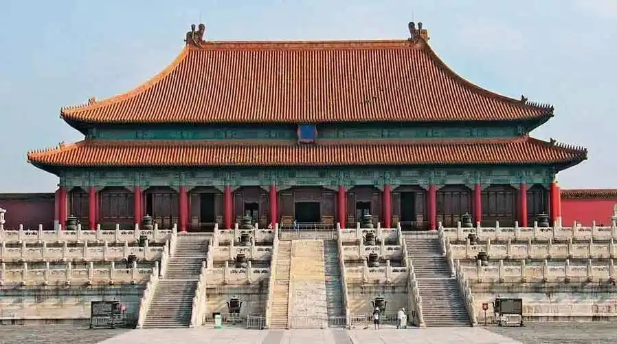 2007年9月,正在大修中的太和殿正脊顺利"合龙",殿顶用于避邪的镇物