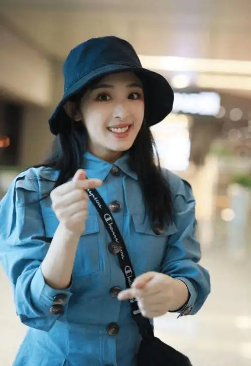 被要求当众看自己不雅照片,被说16年公交车的张含韵靠什么翻身?