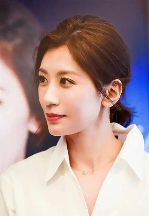 贾静雯晒女儿学自行车照小时候像洋娃娃般可爱萌今5岁长这样