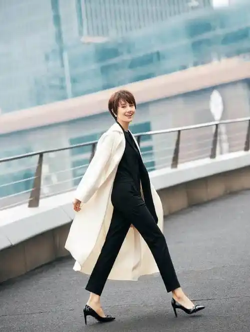 40 的袁泉才是"气质女神",穿衣简约不浮夸,高级感信手拈来!