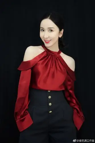 娄艺潇 出席yesbyyesir 2019aw活动