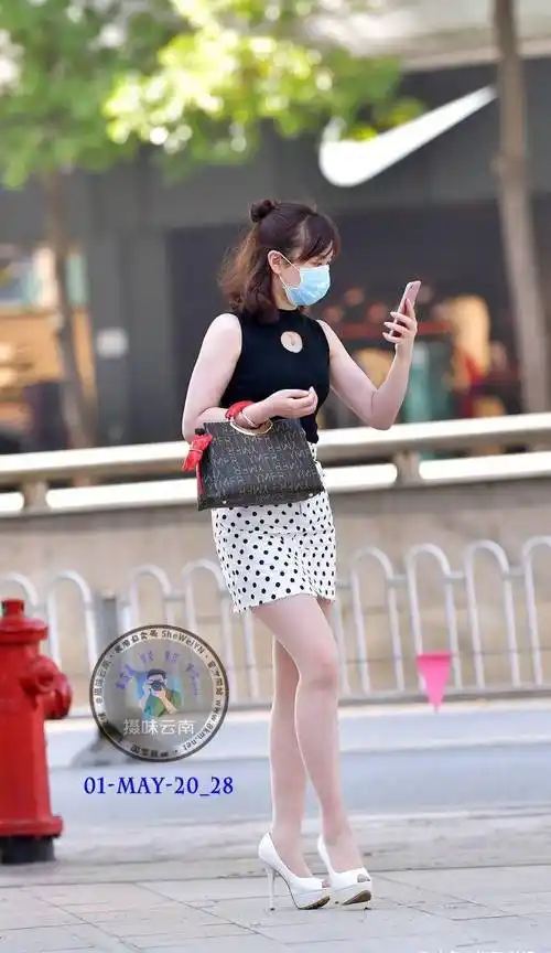 原创美女街拍是你们喜欢的波点裙加肉色丝袜这个夏天美美哒