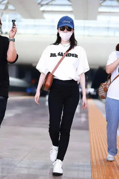 景甜穿白t celine挎包 头戴棒球帽甜笑挥手