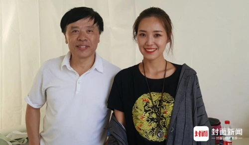 歌手云朵草莓音乐节飙高音 把舞美灯炮震碎