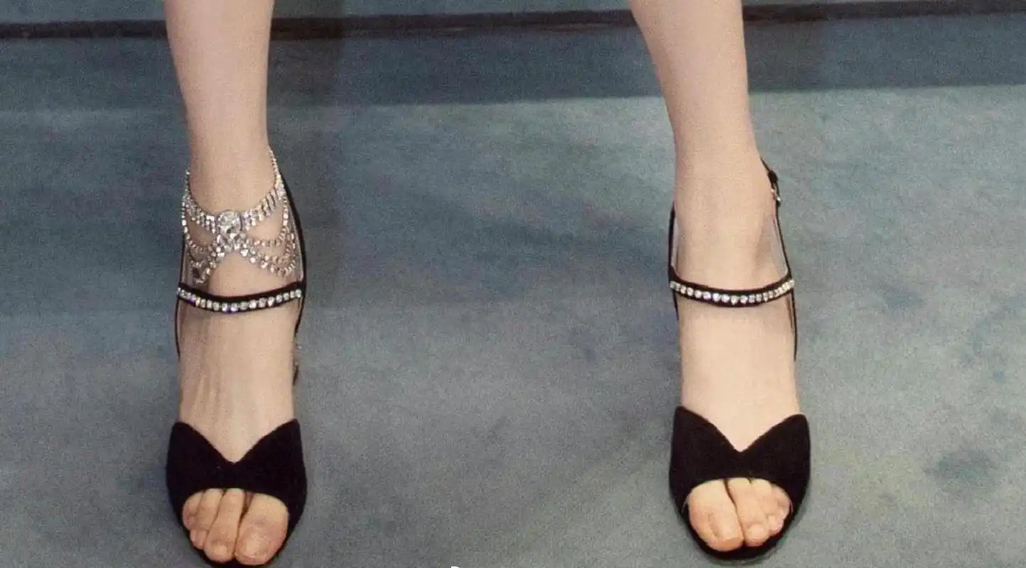 杨超越   高跟鞋光脚丫秀美腿!