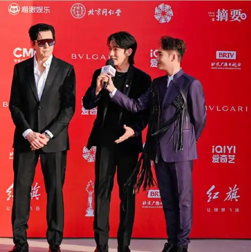 这一夜,63岁费翔秒了36岁朱一龙,才知道啥是身高带给男人的霸气