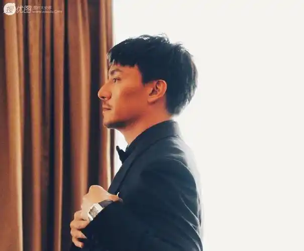 张震胡子拉碴尽显成熟型男魅力中分发型很张震