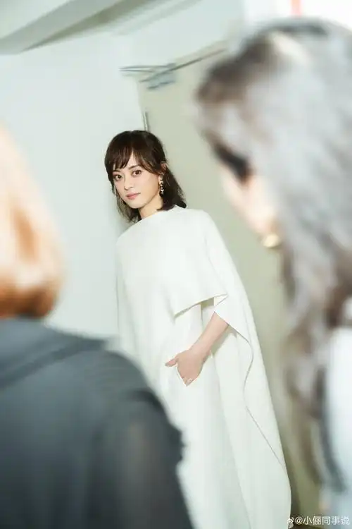 41岁孙俪造型终于在线!留长发穿吊带裙减龄又气质,美回巅峰_腾讯新闻