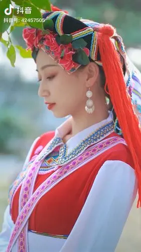 女孩247天拍摄56个民族服饰之怒族