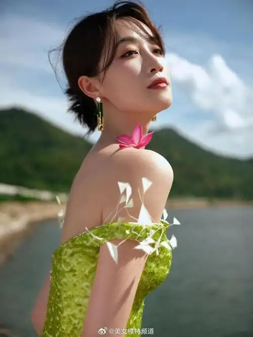 蓝盈莹海边大片释出 穿露背长裙大秀直角肩超性感