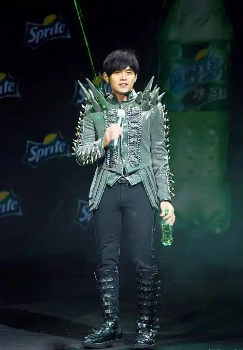 周杰伦中学时期练大提琴的照片曝光,穿白色校服,留中分头,非常青涩!