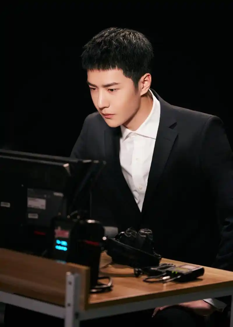 王一博短发寸头搭配黑西装 正气十足