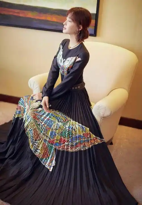 的搭配经典时尚,与欢乐的节日氛围也非常契合,就是不知道王丽坤手臂