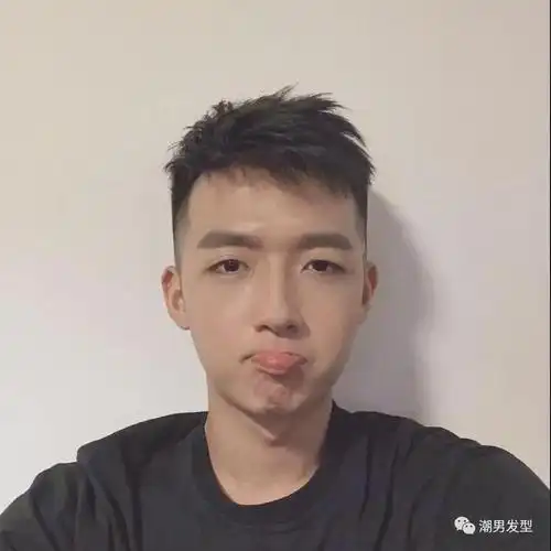 刚刚好,就像上面这位小哥哥的两边铲短发型就很不错,把两边头发铲青