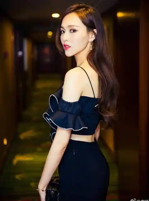 唐嫣登《时尚芭莎》撞脸尚雯婕,这妆画的罗晋都认不出来了吧!