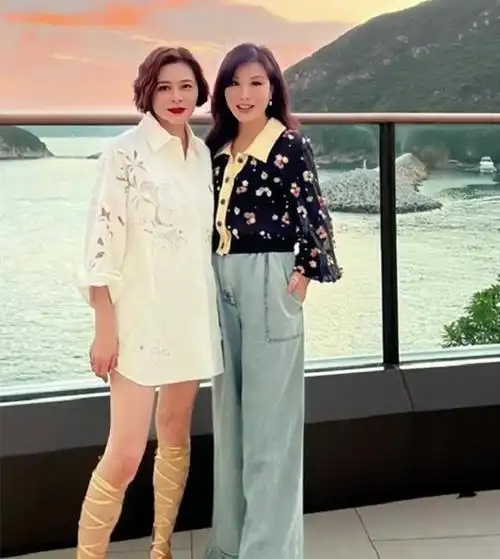 港星关之琳60岁生日穿罗马凉鞋衬托身材祝寿鲜花摆满客厅一角