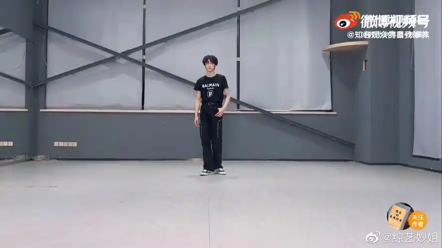 热身都这么帅啊,刘耀文舞蹈实力好绝啊_高清图集_新浪网