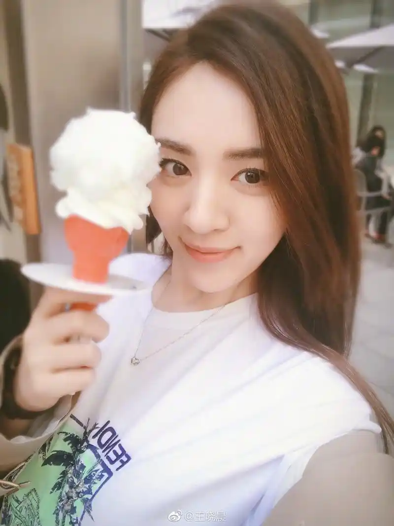 王晓晨大口吃冰激凌心情好晒自拍笑容甜