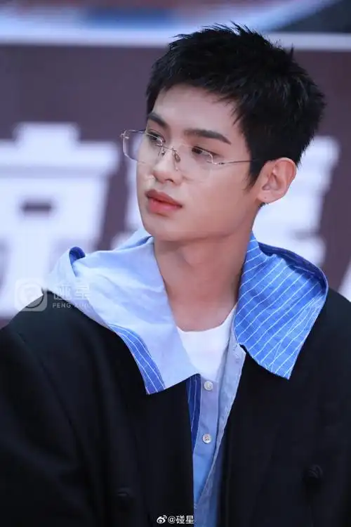 啊啊啊啊啊啊啊啊啊啊谁懂这个眼镜的杀伤力啊#黄明昊我在横店打蓝球