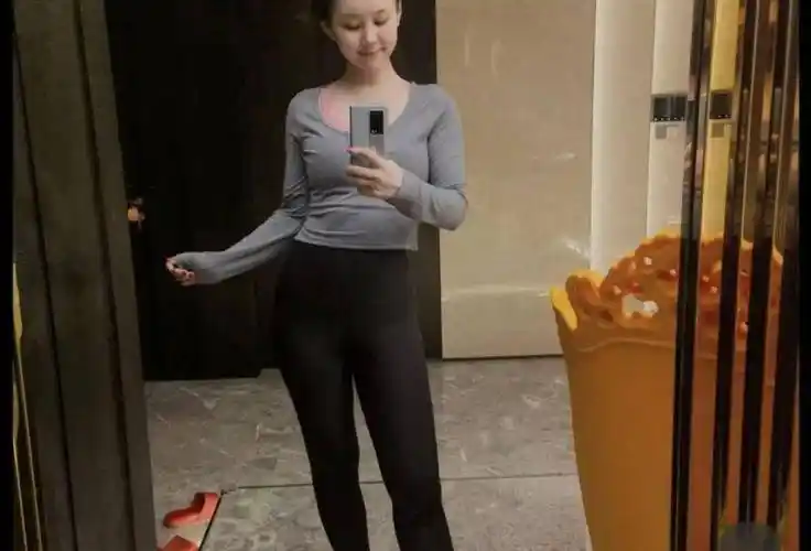 李小萌晒健身照肚子上还是很多肥肉但原装脸就是漂亮有气质