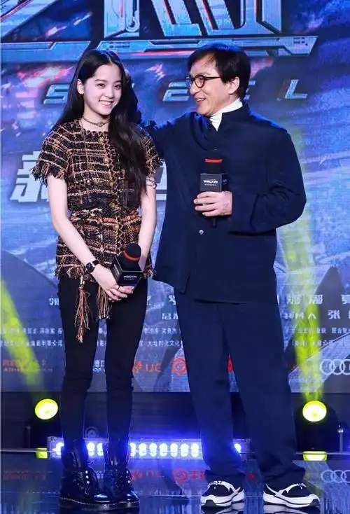 成龙搂着欧阳娜娜亲密互动,娜娜全身都在抗拒,网友:太明目张胆