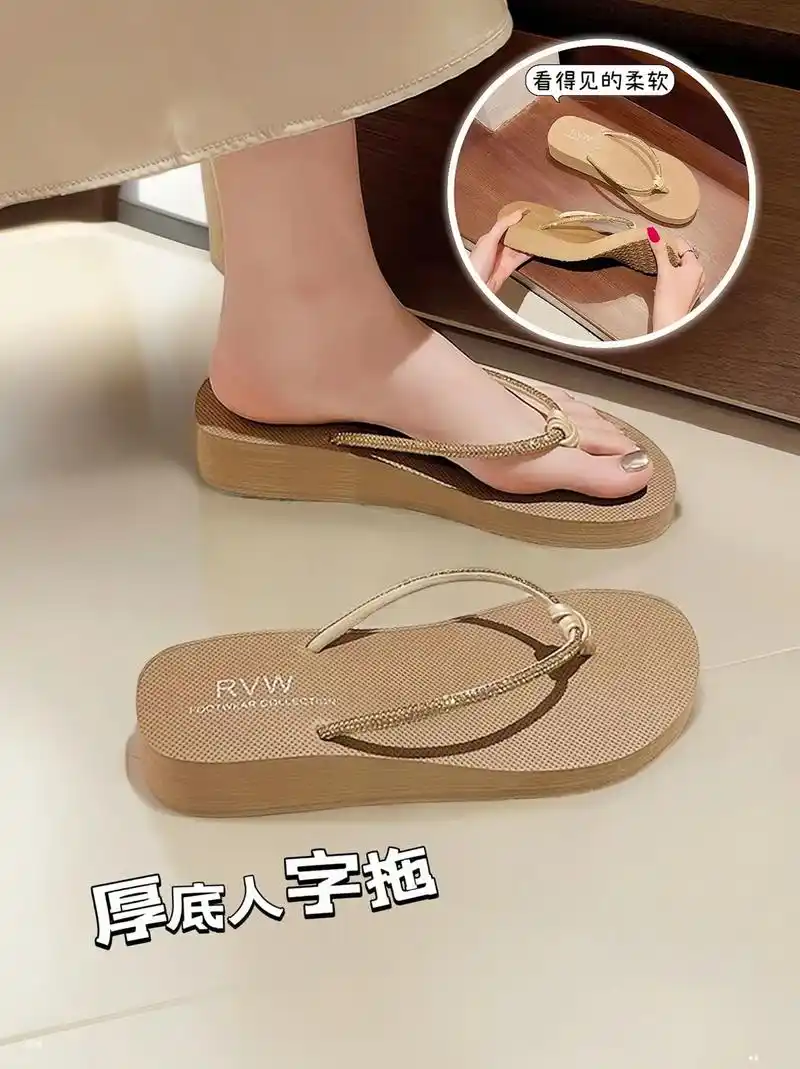 厚底坡跟设计,不仅增高还显身材.水钻的装饰