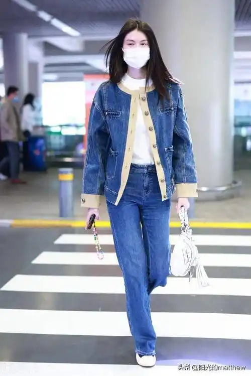 街拍:何穗牛仔外套 牛仔裤 白tee高挑复古_北京_机场