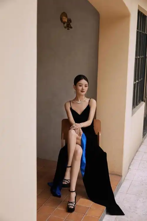 赵丽颖身着蓝色吊带真空露背裙,展现出优雅与沁韵的时尚魅力|妆容|穿