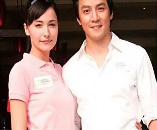 吴彦祖晒结婚照庆祝结婚十四周年,表白爱妻,去年的梗再次被提