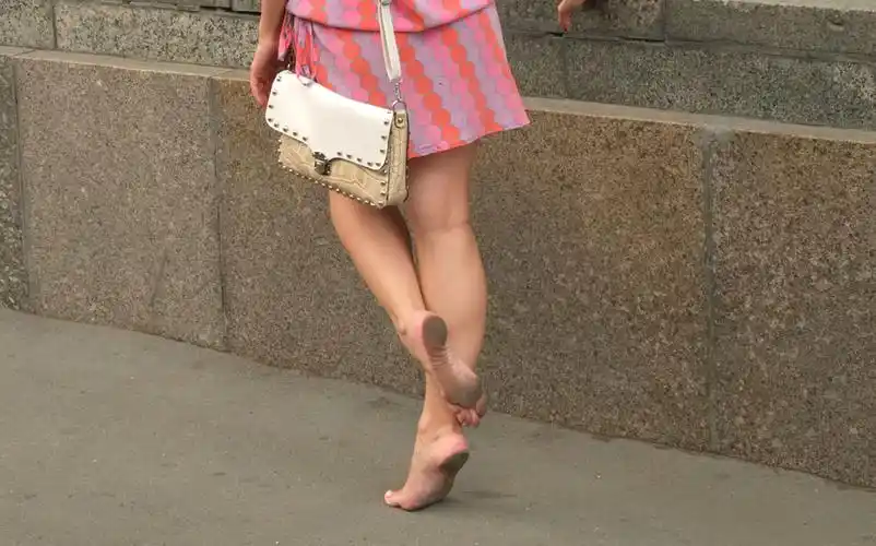 【jio】娇小女孩olga粉裙赤脚逛街引人注目
