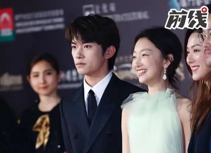 前线易烊千玺周冬雨澳门影展红毯再同框