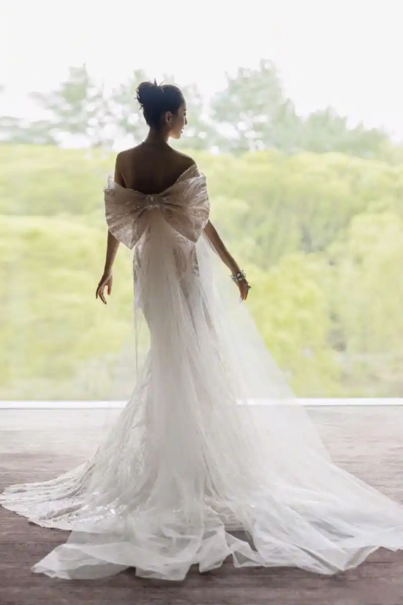 佟丽娅最新婚纱照流出.[期待][期待]  #佟丽娅后背蝴蝶结# #佟丽娅