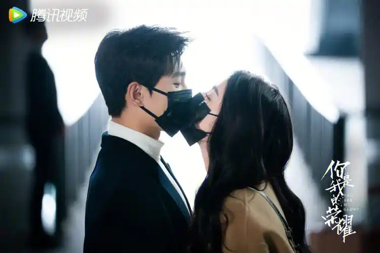 杨洋热巴荣耀夫妇口罩吻真的好戳我爱了爱了