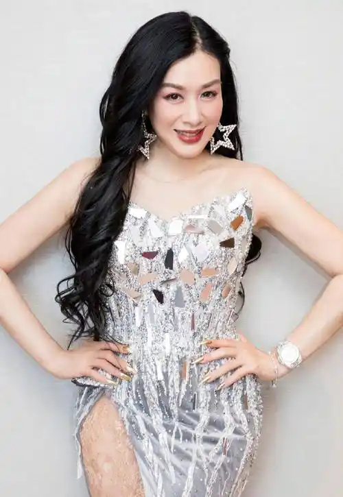 钟丽缇不服老,穿时尚时尚礼裙时尚到胯部,"沙漏型"身材太有料_袭礼