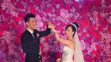 王二妮从农村女孩到著名歌手走红之后的她依旧选择了农村初恋