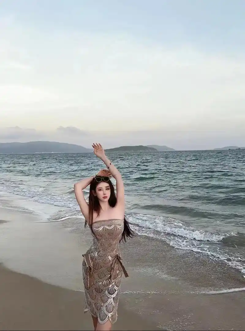 一岁有一岁的味道 一站有一站的风景#海滩美女 #这谁顶得住啊